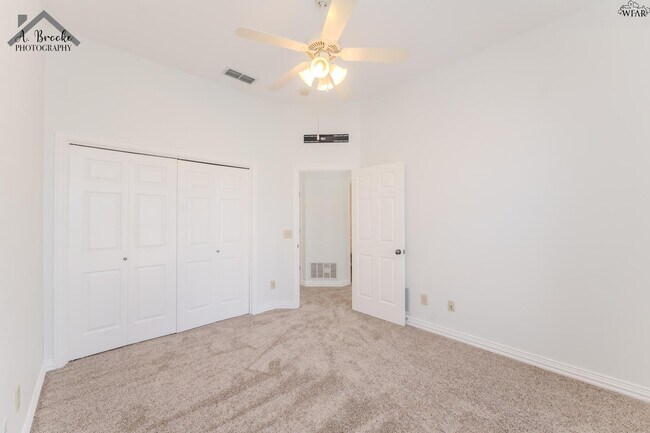 Building Photo - 4937 Silver Crest Dr
