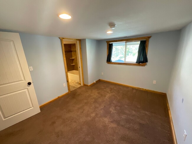 Building Photo - 2 Bedroom Home Available Near Manitou Ave ...