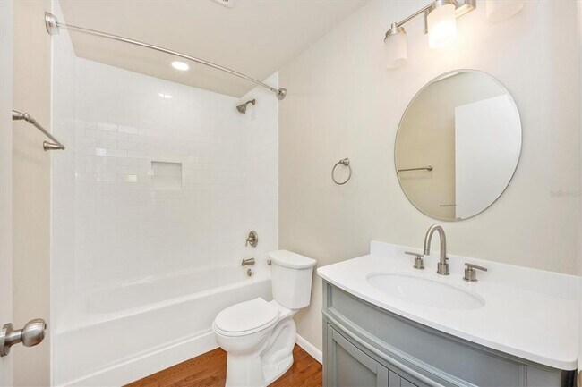 Building Photo - 907 Riviera St