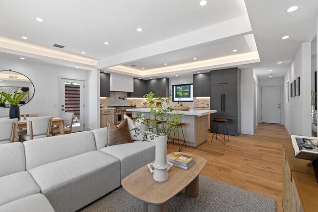 Building Photo - 810 W California Way