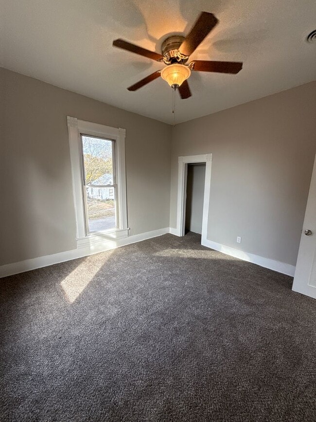 Building Photo - 3 bedroom/2 bath house