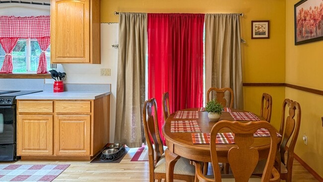 Building Photo - Fun, furnished home in a woodsy setting. 6...