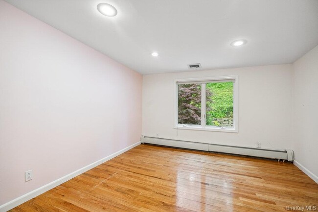 Building Photo - 44 Sandy Hollow Rd