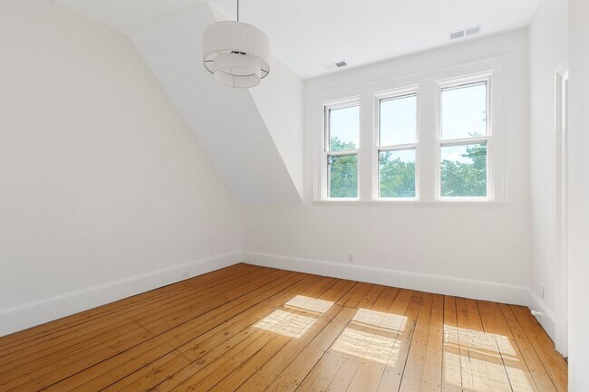 Building Photo - 33 Brewster St