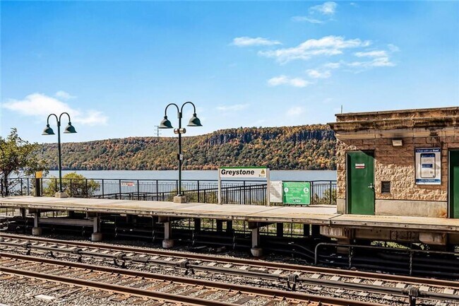 Metro North - 1116 Warburton Ave