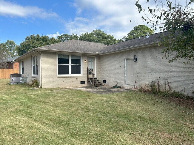 Building Photo - 3 Bed / 2 Bath Rental House in Huntsville, AL 35802