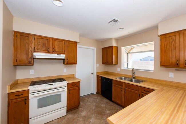 Building Photo - 4597 W 18th Pl