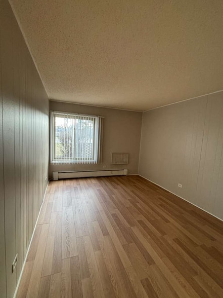 Building Photo - 16 E Old Willow Rd