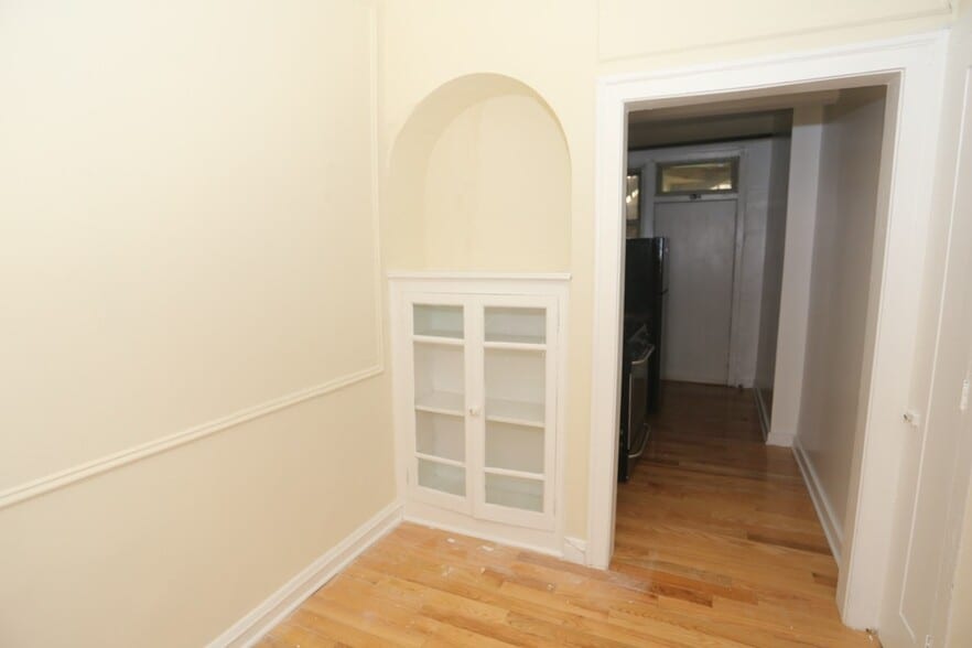 Building Photo - 549 W Surf St