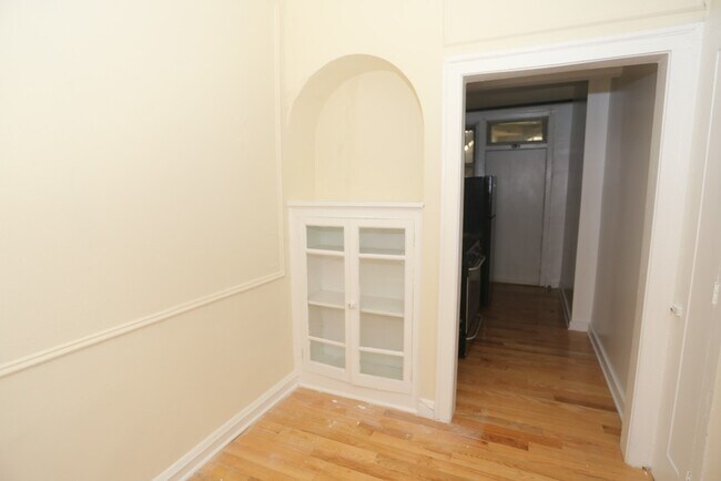 Building Photo - 549 W Surf St