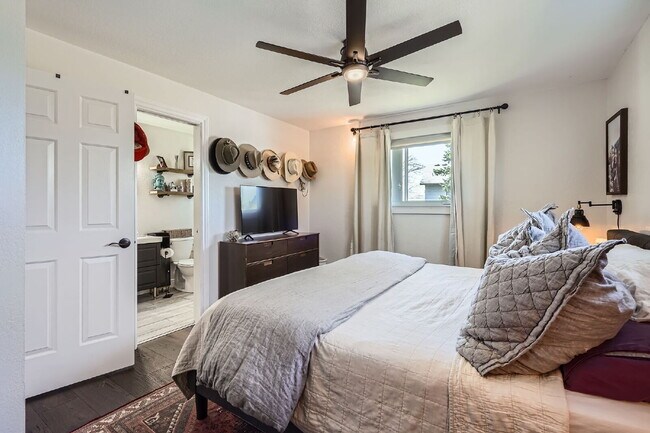Building Photo - Available September! Charming House for rent in the Crest Club neighborhood!