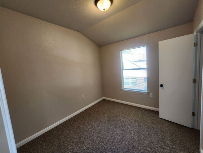 Building Photo - Roomy 3 Bedroom Duplex in Benbrook