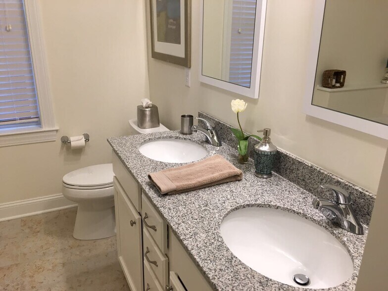 Building Photo - 8 Sherwood St