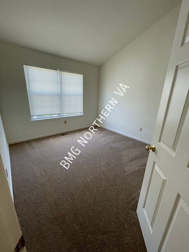 Building Photo - 865 Tall Oaks Square