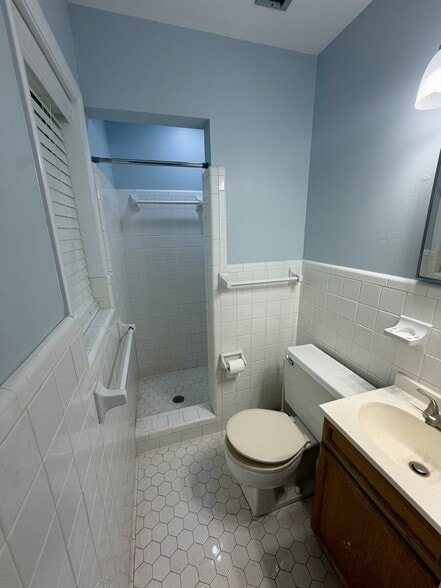 Building Photo - 215 Cardinal Ln
