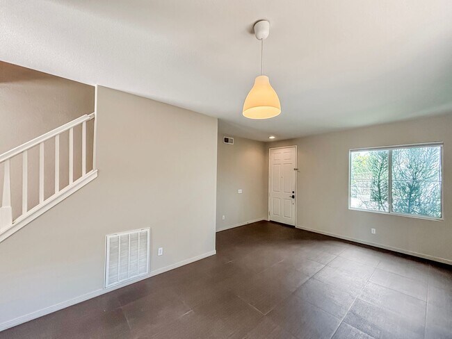 Building Photo - Beautiful 4BD/2.5BA House in Eastlake W/ O...