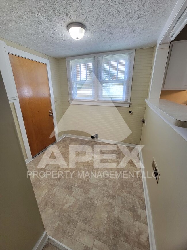 Building Photo - Cute 2 Bd - 1 Ba Single Family Home w/Gara...