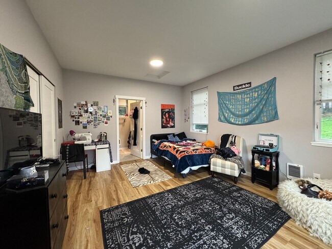 Building Photo - 6 Bed 5 Bath House Newer Updated Near Happy Valley, Fairhaven, WWU