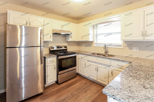 Building Photo - 5617 N Smalley Ave