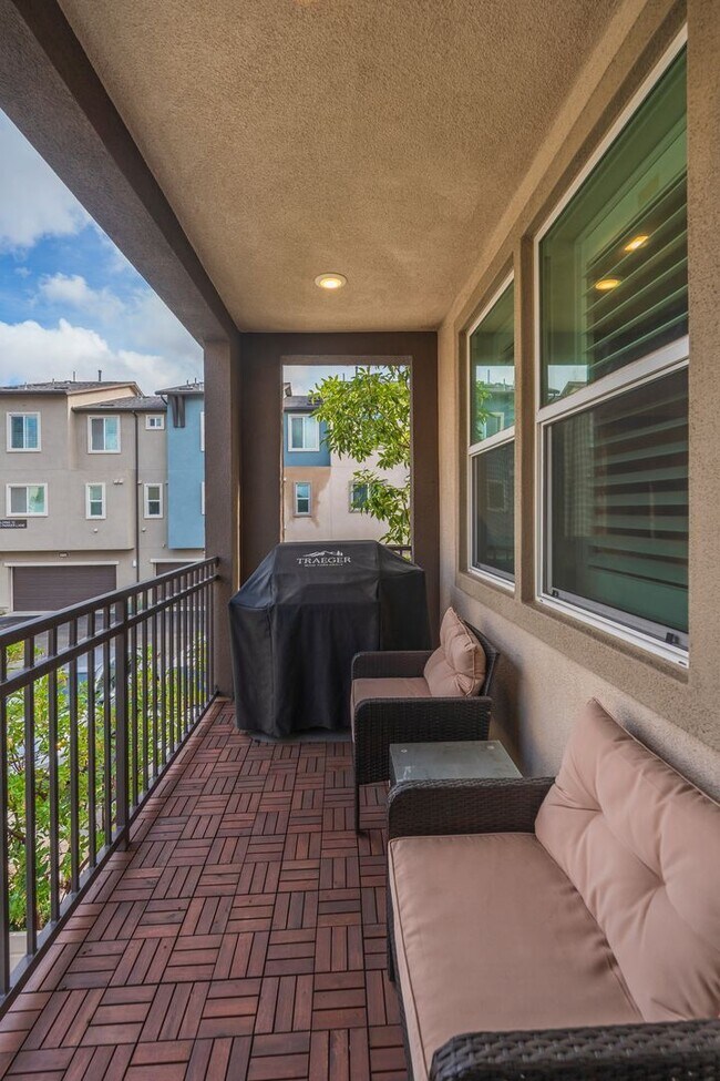 Building Photo - Newer townhome rental located in the gated One Seven Eight community!