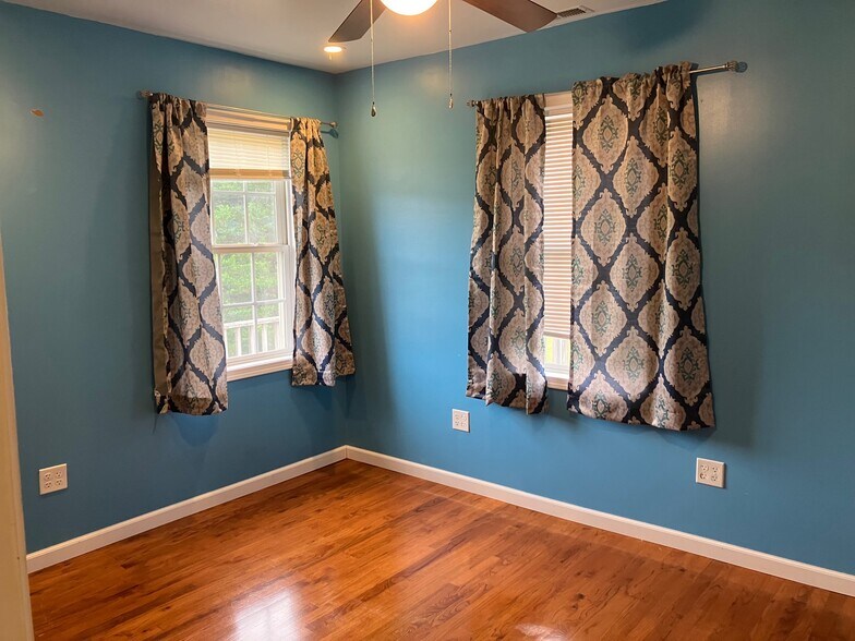 bedroom - 6598 Louisa Rd