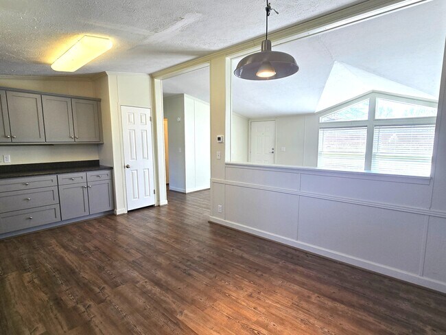 Building Photo - 165 Cattle Ln