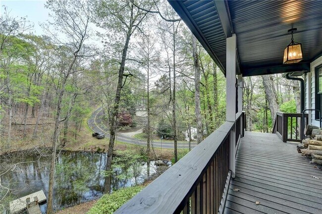 Building Photo - 443 Lakeshore Dr NW
