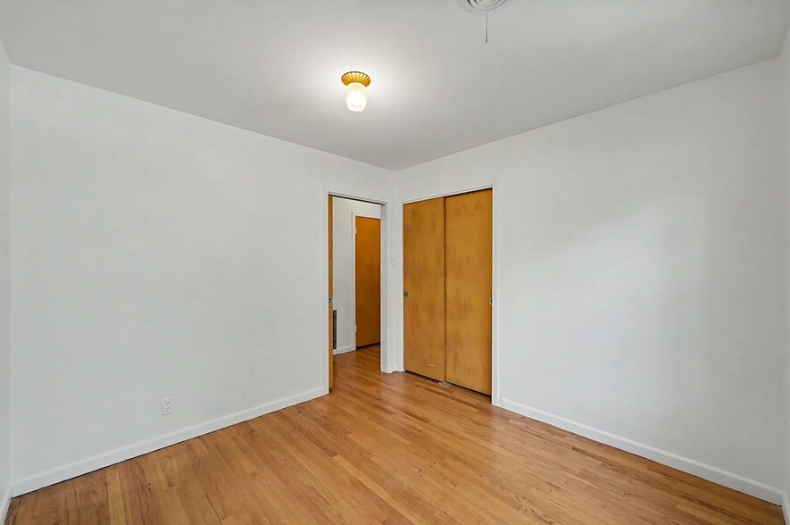 Building Photo - 502 W Semands St