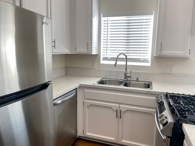 Building Photo - Upstairs 2BD Apartment Home! Great PB Location! Garage! AC!
