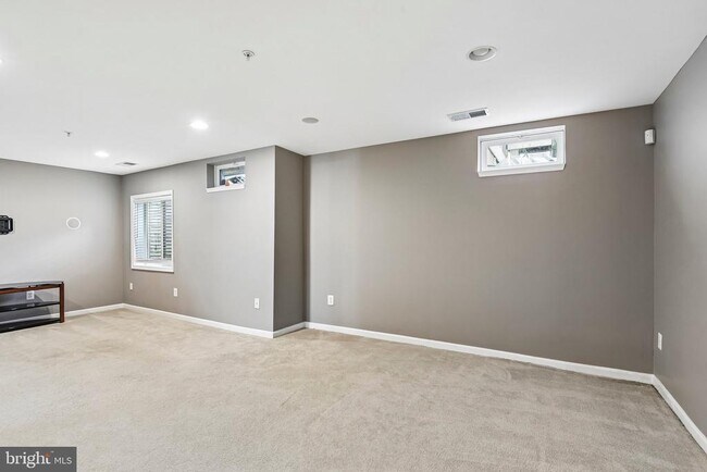 Building Photo - 1701 Hayle Dr