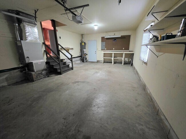Building Photo - Cute Ranch in Yorktown Ready For New Tenants!