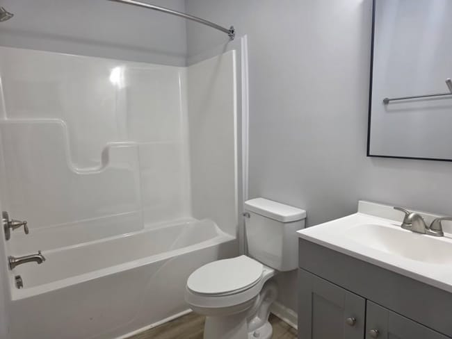Building Photo - Newly Renovated 1-Bedroom Apartment ( 60 +)Available
