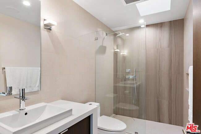 Building Photo - 3035 Lake Glen Dr