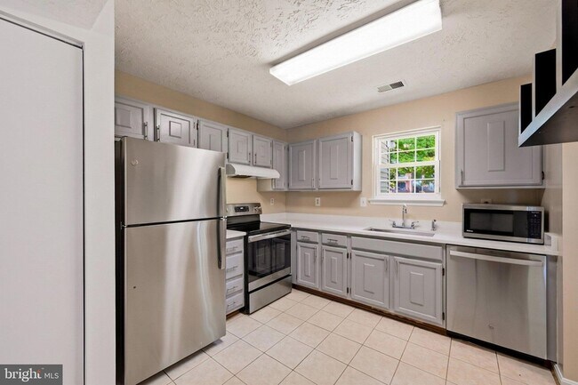Building Photo - 16 Meadowside Ct
