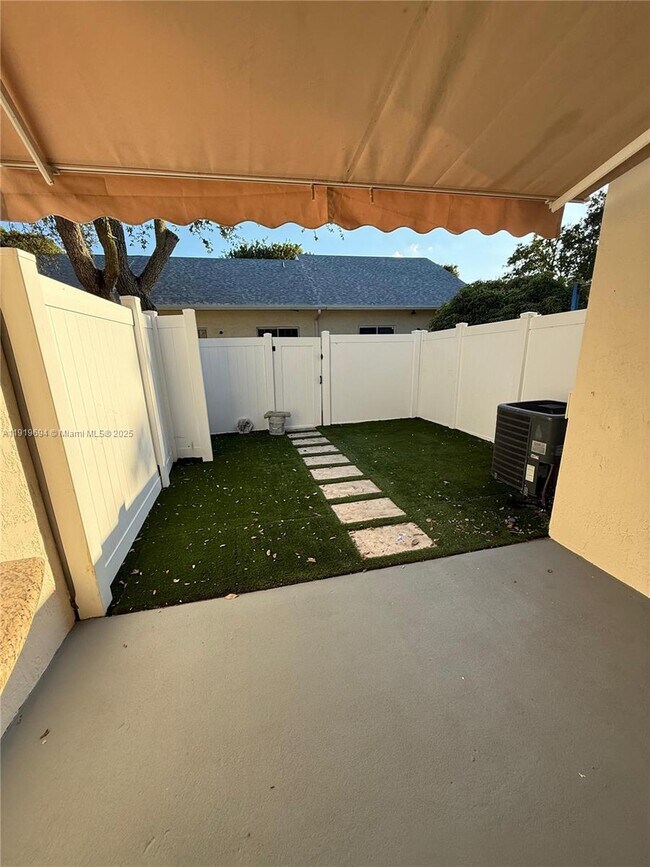 Building Photo - 3192 SW 50th St