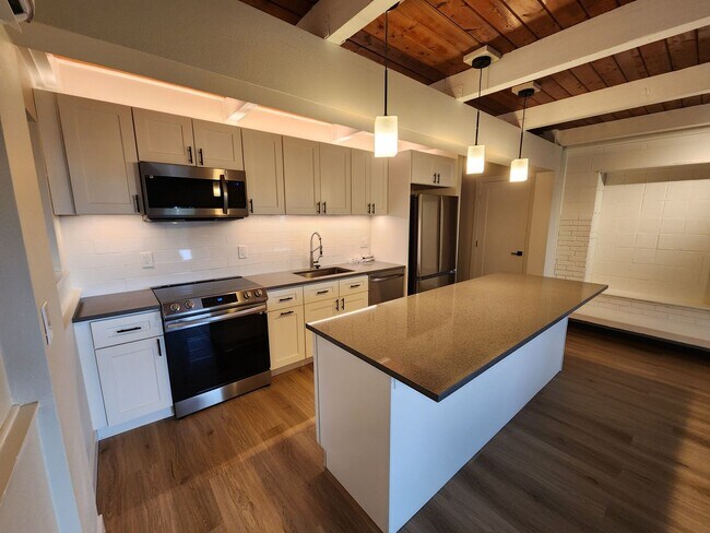Building Photo - Beautifully Remodeled 2 bed 1 bath unit in...