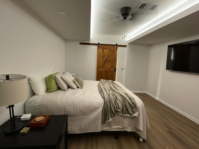 Building Photo - Room in Apartment on Wynfair Dr