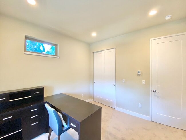 Building Photo - Built in 2017 – Stunning Modern Home for R...