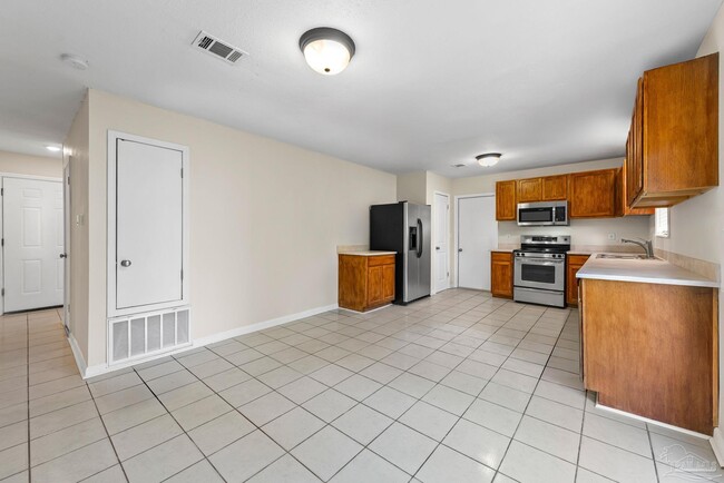 Building Photo - 1221 Albuquerque Cir
