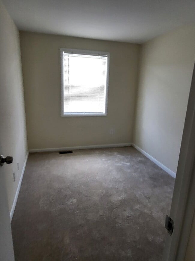 Building Photo - RARE 3-Bed Townhome in Fox Ridge Manor!