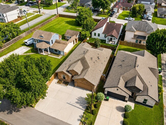 Building Photo - 8938 Intervale St