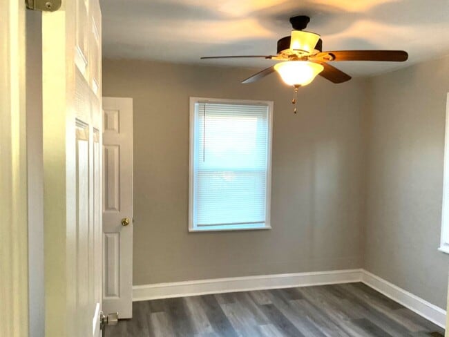 Building Photo - 615 Riverside Dr