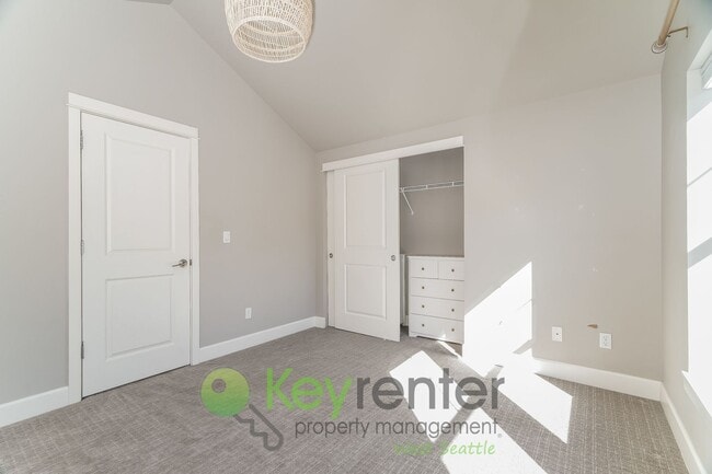 Building Photo - Modern 3 Bedroom with Office Space, Balcon...