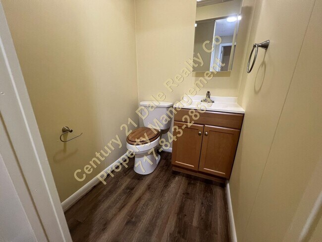 Building Photo - Very Spacious First Floor 2 Bedroom in Dov...