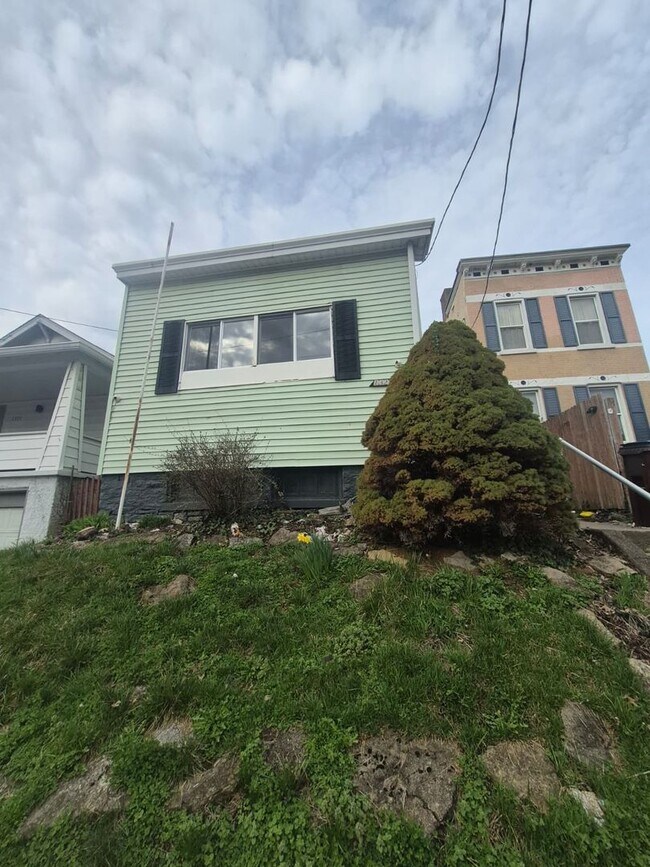 Building Photo - Charming 2-Bedroom Home with Fenced Yard in Covington!