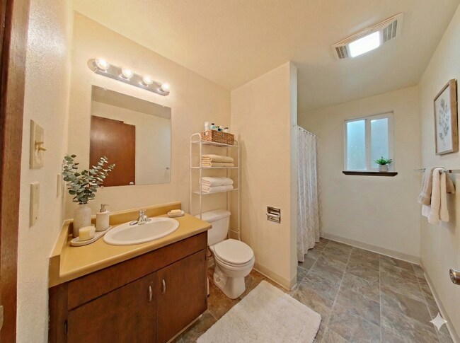 Building Photo - 3 Bedroom Duplex ~ Close to 9th Street ~ Pet Friendly