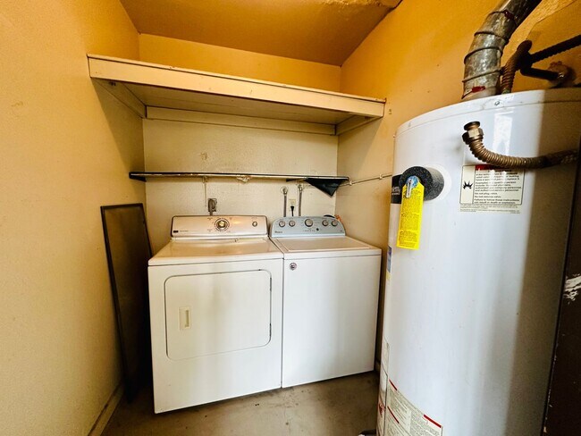 Building Photo - Downstairs 2-Bedroom Condo in Central Las ...