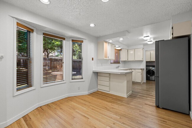 Building Photo - Home Sweet Home in Exclusive Warm Springs Mesa