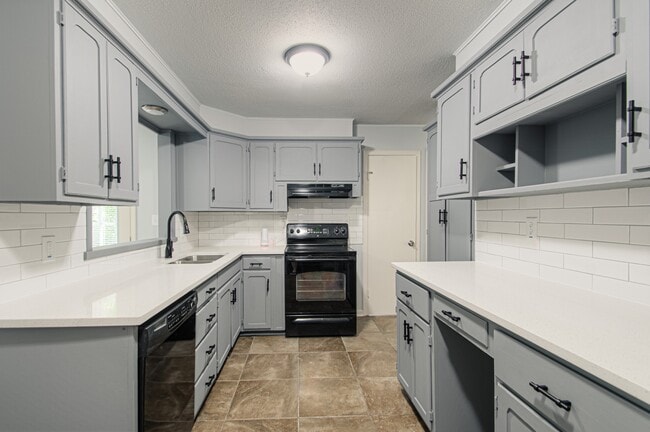 Building Photo - 9411 Fairwood Dr