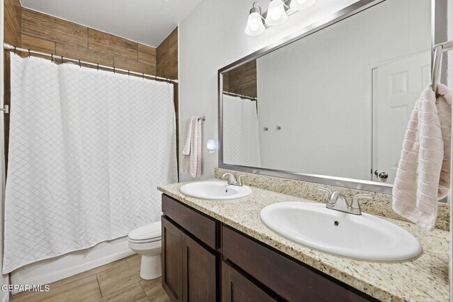 Building Photo - 13748 Villa Vista Ave